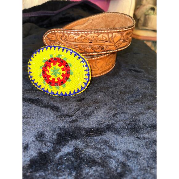VINTAGE UNISEX WESTERN TOOLED LEATHER BELT W/ YELLOW NATIVE BEADED BUCKLE 30 - Picture 1 of 12